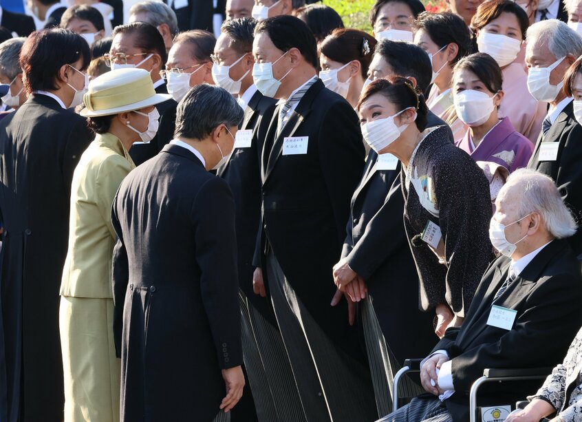 秋の園遊会でユーミンと談笑される天皇、皇后両陛下=23年11月2日