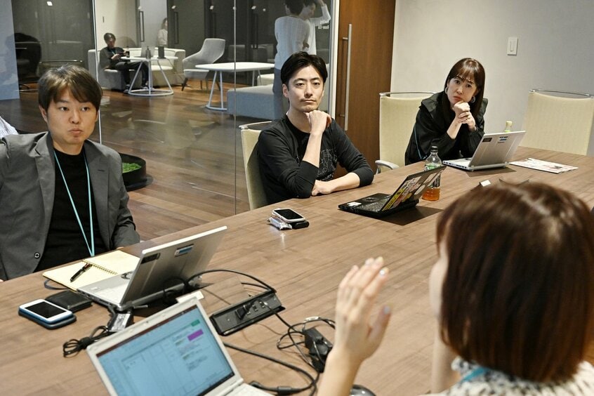 サントリーウエルネスでの会議。Jリーグの4チームでスタートした「Be supporters!」は、同社推進のもと広がり続けている(撮影/伊ケ崎忍)