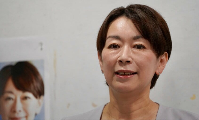 会見する山尾氏