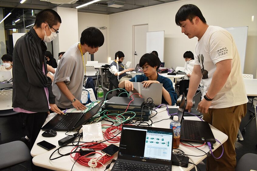 ネットワーク構築の授業風景(写真/筆者提供)
