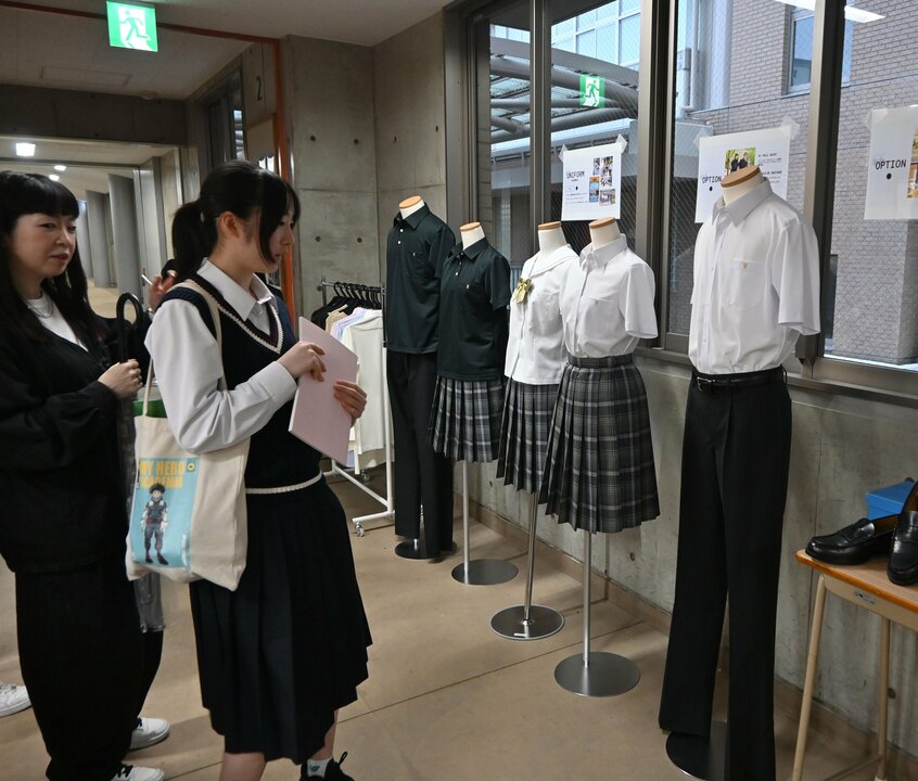 共学化が加速している。伝統ある東福岡高校(福岡市)も25年度から共学化を発表。オープンスクールでは、新制服が展示された(2024年11月2日)