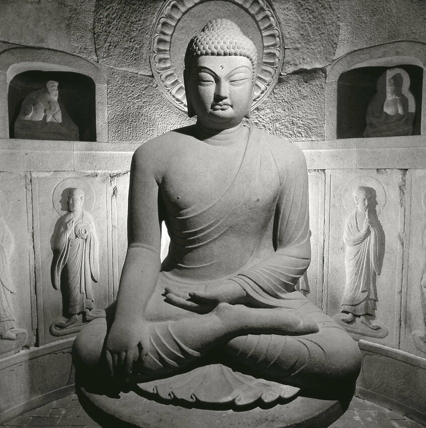 石窟庵は、1995年ユネスコ世界文化遺産に登録。本尊仏の周囲の壁面にも様々な仏像が彫刻されている photo 韓国国家遺産庁