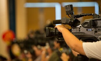 「送ってあげて」と取材相手とタクシーに乗せられた 女性記者・アナウンサーが置かれる環境の特殊性