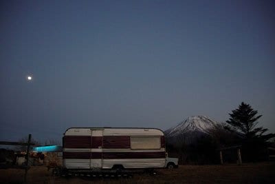 河口湖で、ペンタックスK-5の「銀残し」モードで撮影。「銀残し」では暗部が暗く、コントラストが強くなるので引き締まった画像になる。また彩度の低い渋い色調となり、不思議な世界をつくりだす。写真はふつう富士山を高く出そうとするが、低くとらえたところがユニークで面白い