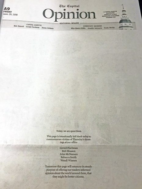 銃撃されたキャピタル・ガゼット紙の６月２９日付朝刊オピニオン欄。「きょう私たちは言葉を失った。職場で起きた木曜日の銃撃事件の被害者を追悼するため、このページを白紙にしました」と説明し、犠牲者５人の名前を掲載した（Ｃ）朝日新聞社