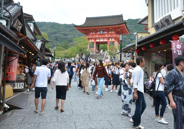 京都の清水寺の参道
