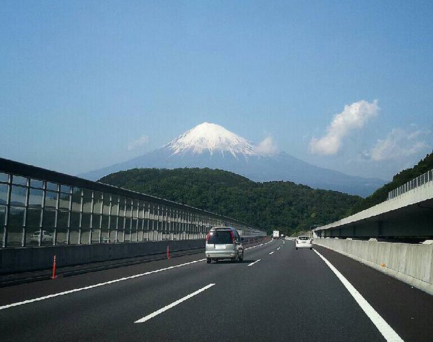 高齢ドライバーによる事故は年々増加…（※イメージ）