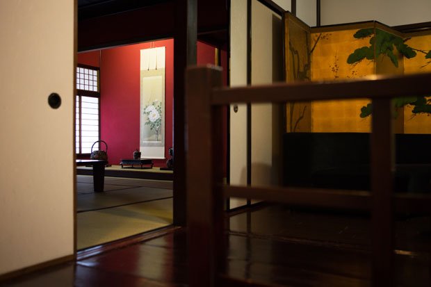 陽月はお茶屋の雰囲気を味わうことができる宿だ。天井や漆塗りの階段などは建てられた当時のまま。2階の客室は朱色の壁が艶っぽい(撮影/写真部・岡田晃奈)
<br />