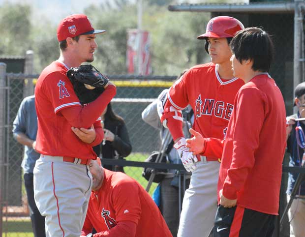 大谷（中央）の「Ｎｉｔｏ－ｒｙｕ（二刀流）」に米国が熱狂する日は近い！？（ｃ）朝日新聞社