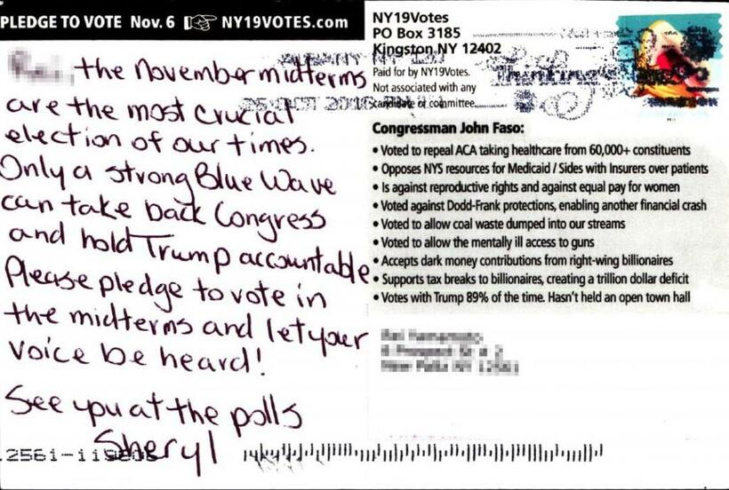 ニューヨーク州立大学に通う学生に届いた手書きのはがき。民間の政治団体からで、トランプ政権を止めるための重大な選挙になるとし、投票を呼びかけている（写真：読者提供）