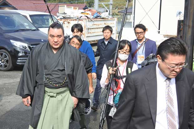 謝罪のため貴乃花部屋を訪れた日馬富士（左）と伊勢ケ浜親方　（ｃ）朝日新聞社