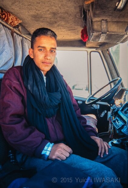サハラを超え、家族の住む村へと帰省する青年。ここから先は、ブラックアフリカの世界となる。　ヌアディブ・モーリタニア　2001年／Nouadhibou,Mauritania 2001