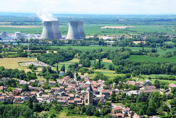 仏南東部にあるビュジェ原発。約２キロほど離れたところに街が広がる（撮影／マリー・ギトン）　（c）朝日新聞社