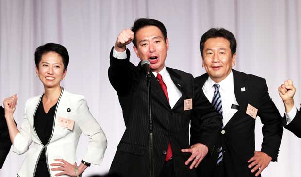 新代表になった前原氏（中央）。小沢氏という「劇薬」をも取り込み、今度こそ党勢を回復させられるか（ｃ）朝日新聞社