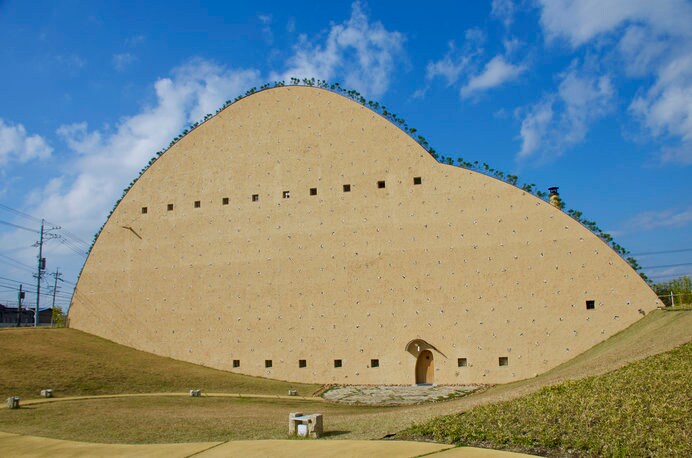 タイル原料を掘り出す「粘土山」風のユニークな外観は、建築家・藤森照信氏の設計