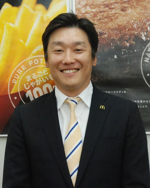 クオリティアシュアランス部部長　小山郁さん（４１）（こやま・かおる）／品質管理を担当。国内外の原材料の仕入れ先企業と連携し、「食の安全サミット」などを開催。監査の国際基準も学んでいる（撮影／編集部・市岡ひかり）