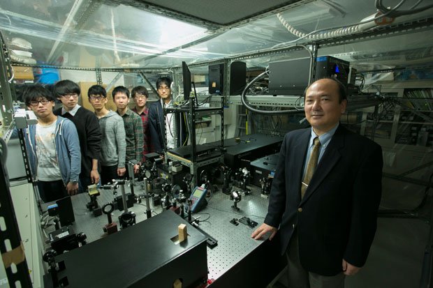 修士課程２年の持田尚吾さん（左から２人目）は、見てわかるホログラフィーの面白さに惹かれて、粟辻教授の研究室に入室した（撮影／ＭＩＫＩＫＯ）