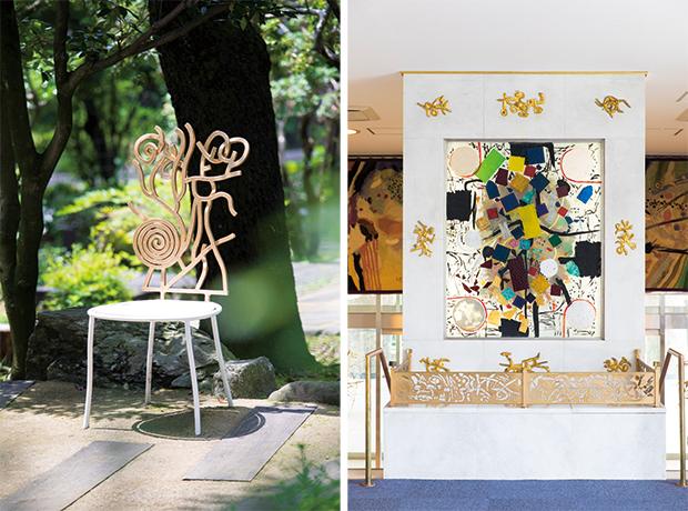 昨年リニューアルし、一層圧倒的な存在感を放つ堂本印象美術館。左）庭に点在する印象デザインの椅子。自由に座り作品に触れることが出来る。右）ロビーステンドグラス「蒐核（しゅうかく）」1966（昭和41）年