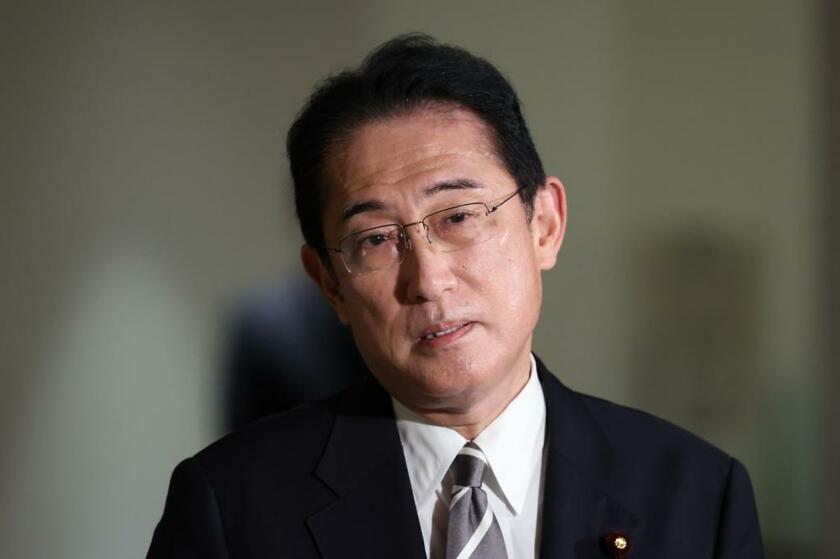 山際氏の辞表を受け取り、記者の質問を聞く岸田首相