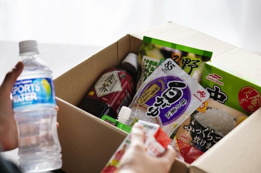 神奈川県に住む感染者に届いた食事のセット。水やレトルトの食材が詰め込まれていた（撮影／写真部・高野楓菜）
