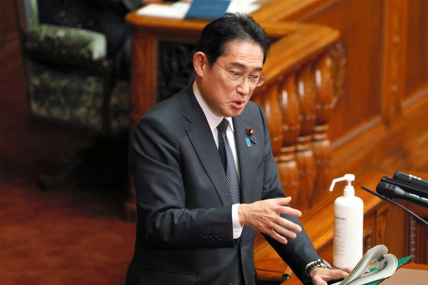 １月２７日の参院本会議で答弁する岸田文雄首相。「異次元の少子化対策」にからみ、育休中の学び直しを「後押ししていく」と発言した