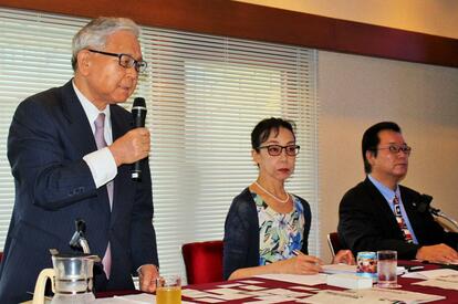 「主戦場」に抗議する会見を開いた藤岡信勝氏(左)ら (c)朝日新聞社