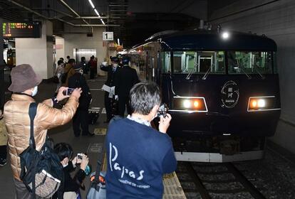 岡山駅に停車した「銀河」を写真に収めようと「撮り鉄」たちが集まった=2020年12月12日