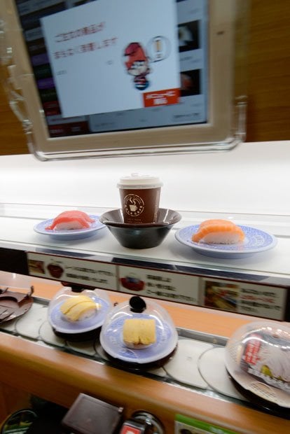 ビュンと高速スイーツとどうぞくら寿司 KULA CAFÉ１年前にはラーメンを導入。寿司と日替わりで楽しむサラリーマンも現れ、寿司以外でも満足してもらえることを知った（撮影／高井正彦）