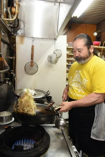 太楼ラーメンの厨房で調理中のターザン後藤さん