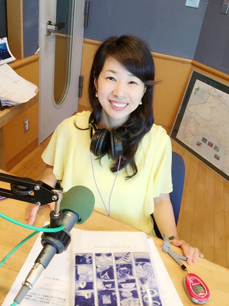 秀島史香(ひでしま・ふみか)/ラジオDJ、ナレーター。1975年、神奈川県茅ケ崎市出身。慶應義塾大学法学部政治学科卒業。大学在学中にラジオDJデビュー。J-WAVE『GROOVE LINE』、NHKラジオ『英語で読む村上春樹』のほか、NHK総合『着信御礼!ケータイ大喜利』などのテレビ番組にも出演。映画、テレビ、CM、アニメなどのナレーション、美術館音声ガイド、JAL機内放送など活動は多岐にわたる。J-WAVE SPECIAL『VERMEER, 37 STORIES~光の王国~』で第49回ギャラクシー賞『ラジオ部門選奨』受賞。現在の担当番組は、FMヨコハマ『SHONAN by the Sea』、JFN系列局『Pleaseテルミー!マニアックさん。いらっしゃ~い!』では吉田照美氏と共演中