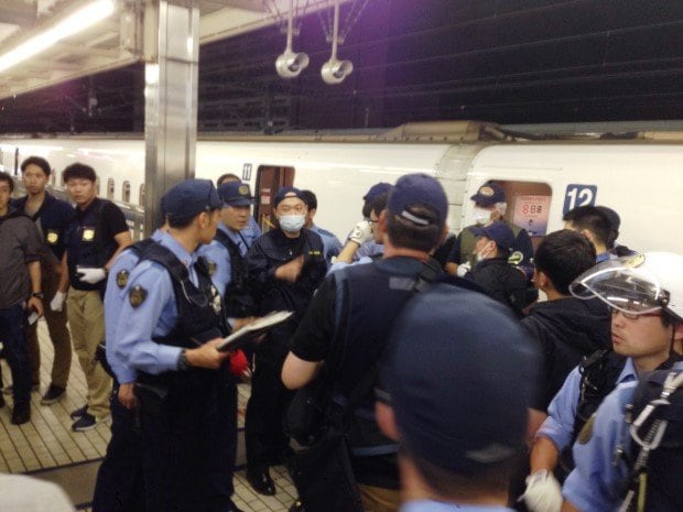 新幹線が緊急停車したＪＲ小田原駅に集まる警官と乗客ら（提供・稲本義彦氏）