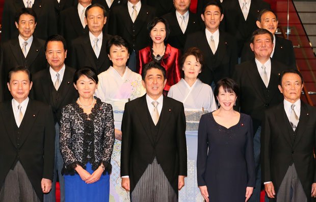 ９月３日に発足した第２次安倍改造内閣。安部首相を囲んで笑顔を見せる５人の女性閣僚のうち、既に２人が辞任した　（c）朝日新聞社　＠＠写禁
<br />