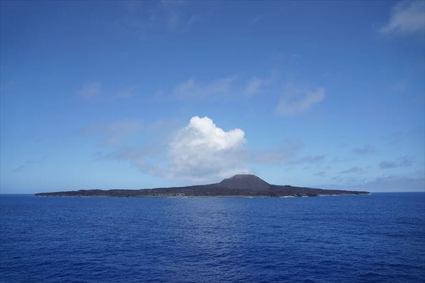 2016年4月の西之島全景。火砕丘が形成されている様子が分かる(撮影:4月19日提供:鈴木創)