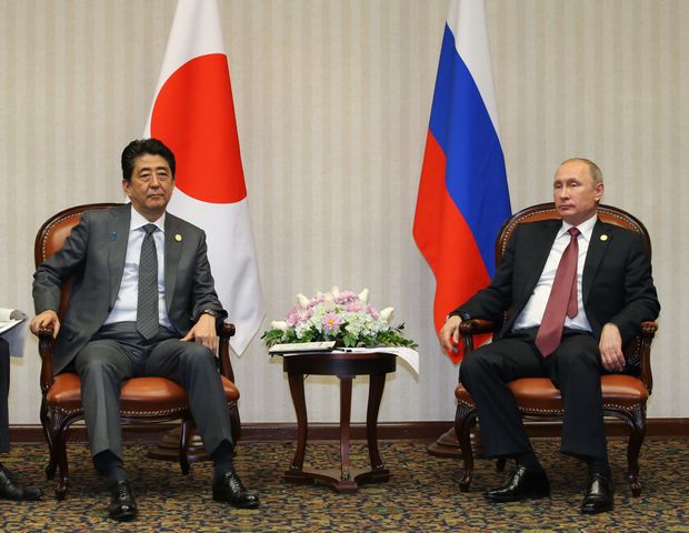ペルーで行われた日ロ首脳会談での安倍首相とプーチン大統領　（ｃ）朝日新聞社