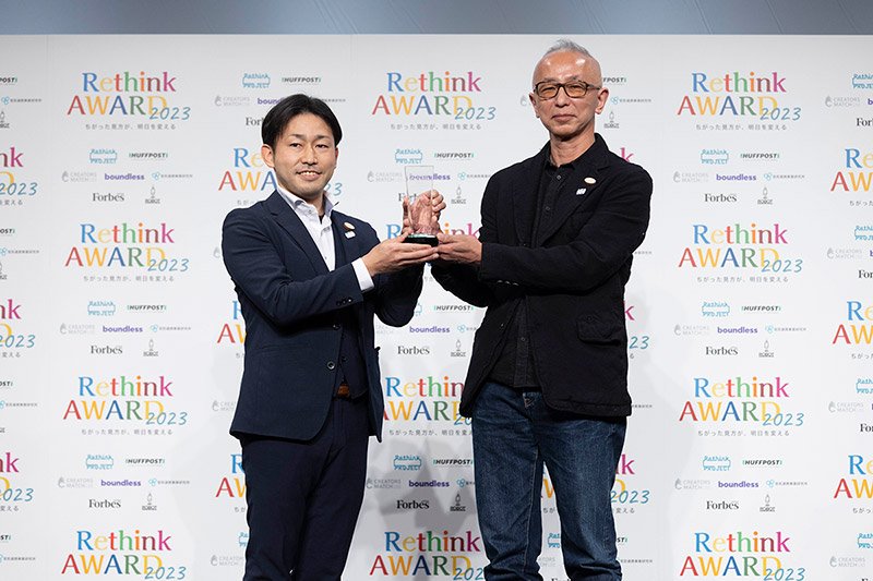「人部門」受賞者:仲信達也さん(左)と、選定者:株式会社ロボット 清水亮司さん(右)