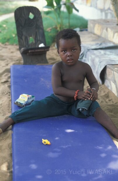 私の荷支度を見た少年が、パンツを畳むのを手伝ってくれた。　アベポゾ・トーゴ　2001年／Avepozo,Togo 2001