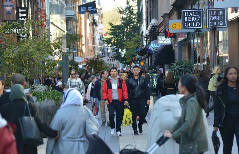 多くの人が行き交うスウェーデン・ストックホルムの市街地。マスクを着けている人はほとんど見かけない／１０月５日　（ｃ）朝日新聞社