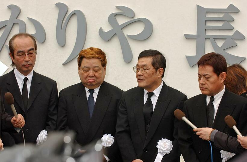 いかりや長介さんの葬儀に集まったザ・ドリフターズのメンバー(Ｃ)朝日新聞社