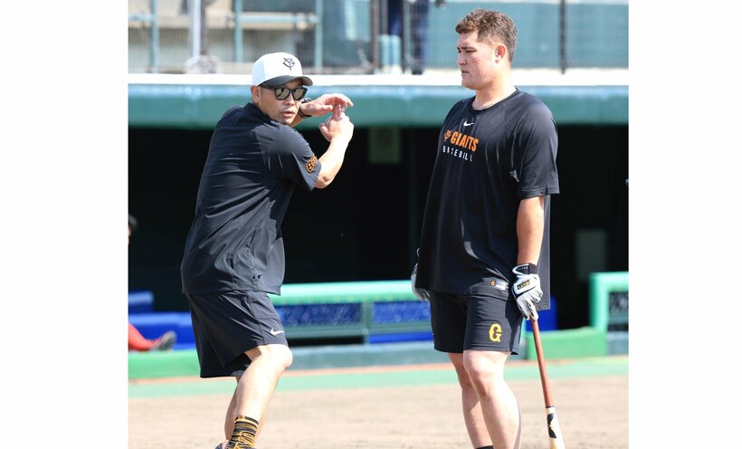 阿部監督（左）から打撃指導を受けるリチャード（日刊スポーツ）