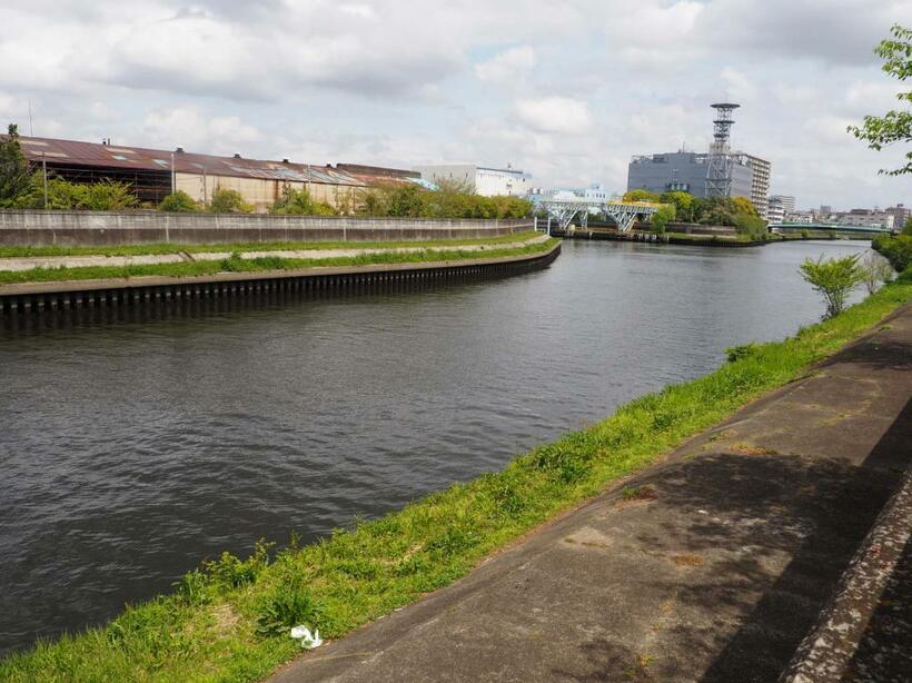 水難現場から下流を見たところ。川の水は濁っているものの、流れはかなりゆるやかだった