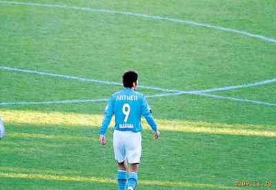 2009年11月28日、ジュビロ磐田を退団する夫・中山雅史さんのホームラストゲーム。“ゴン”の愛称で親しまれた人気選手だけに多くのサポーターが涙で別れを惜しんだ。周りが号泣するなかで、撮影に没頭していた生田さんは「泣いてるひまがなかった」と笑顔で語ってくれた。芝生の緑が美しい