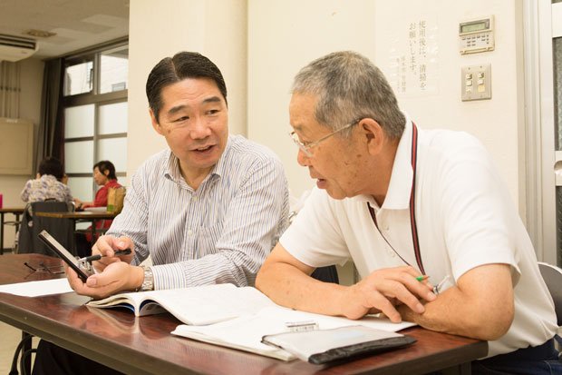 自主夜間中学「あつぎえんぴつの会」で教える前川喜平さん。教育の本質に触れる経験をしたいと思い、「現場」に飛び込んだ。「これからは、存野の立場で協力していきたい」（撮影／写真部・小原雄輝）