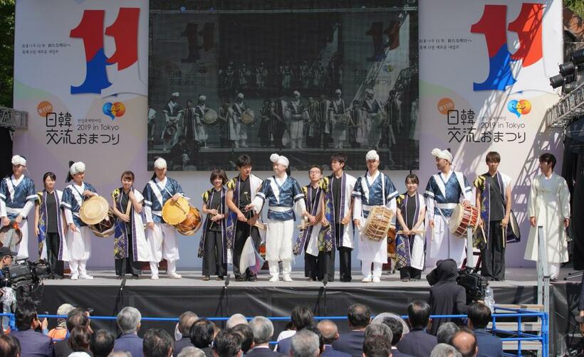 「日韓交流おまつり」は、日韓の太鼓の共演で始まった／９月２８日、東京・日比谷公園で（Ｃ）朝日新聞社