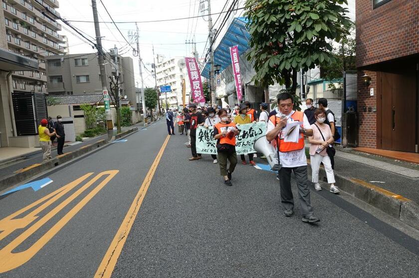 浦和のデモにて。旧統一教会の入っているビル前で手紙を読み上げる（撮影／上田耕司）