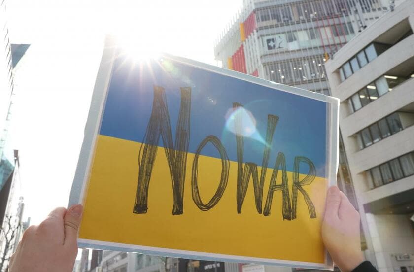 ロシアのウクライナ侵攻に抗議するデモで掲げられたパネル