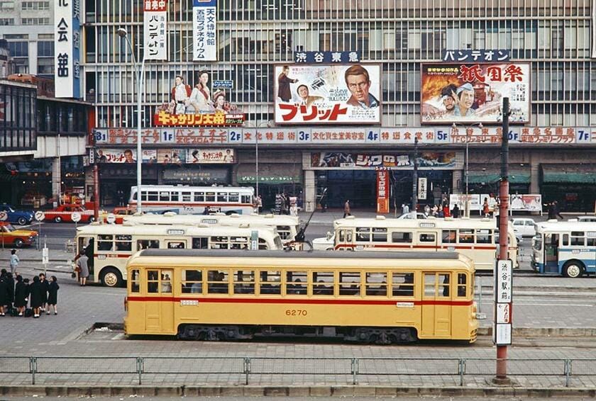 かつては四系統の都電で賑わった渋谷駅前停留所も、都電を後継した都バスのターミナルになっていた。発車を待つ34系統金杉橋行きの6270は、290両の大所帯を誇った6000型の最終増備車の一両だった。（撮影／諸河久：1969年1月10日）