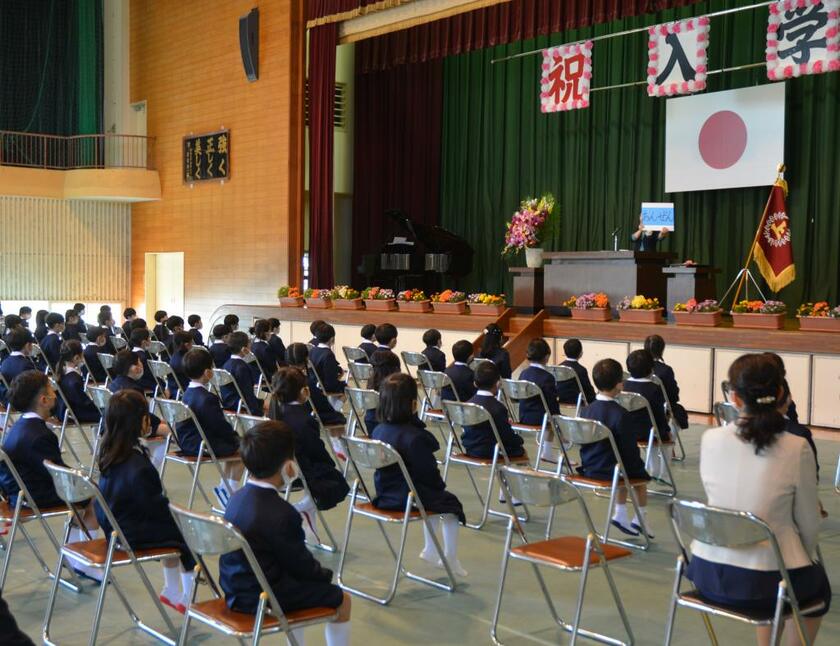 小学校低学年の場合は発達段階に差があるため、9月入学は特に影響が大きいとされる（写真はイメージ）。（C）朝日新聞社