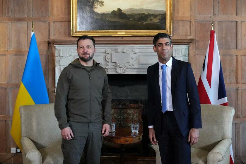 15日、ウクライナのゼレンスキー大統領はイギリスを訪問し、スナク首相と会談。スナク氏は長距離攻撃ドローンなどさらなる軍事支援を約束した（代表撮影／ロイター／アフロ）