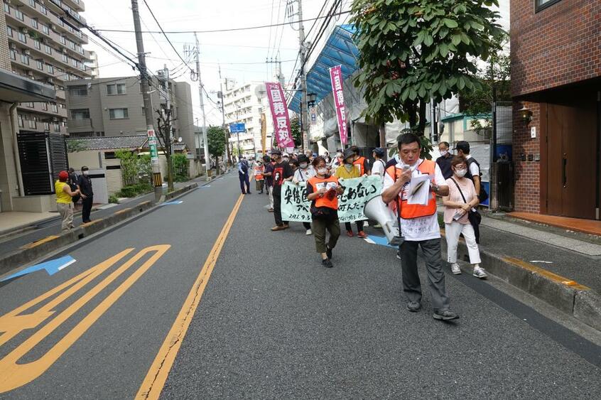 浦和のデモにて。旧統一教会の入っているビル前で手紙を読み上げる(撮影/上田耕司)