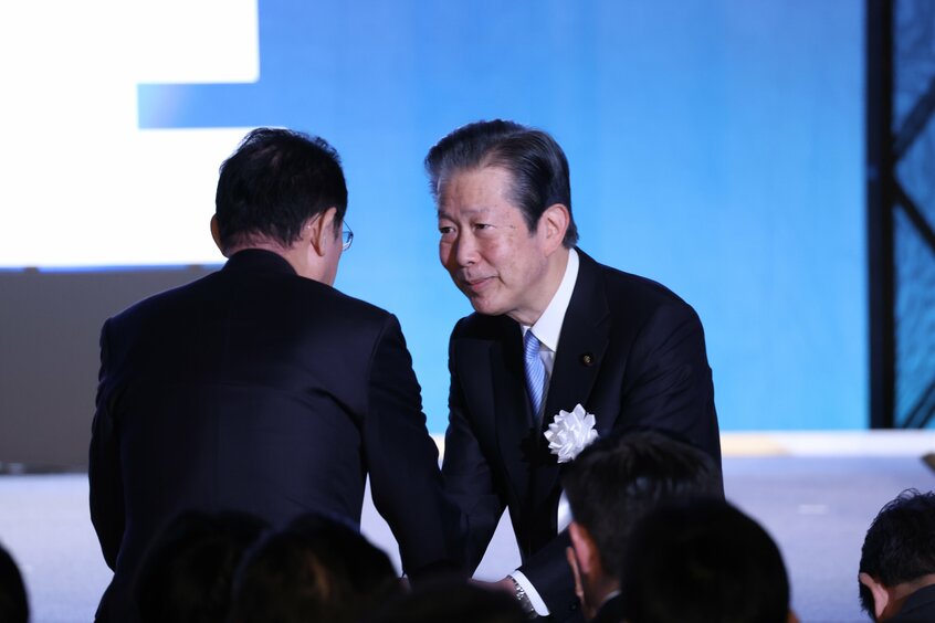 自民党大会で発言を終え、岸田文雄首相(左)と握手する公明党の山口那津男代表=2024年3月17日、東京都港区